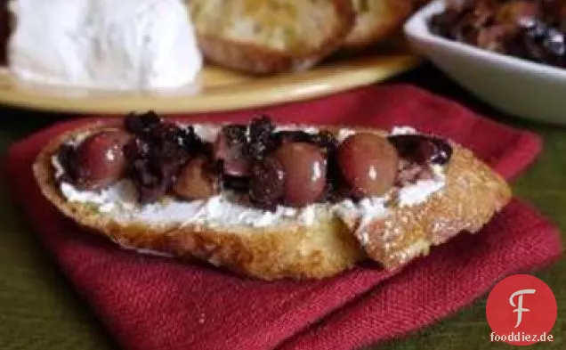 Geröstete Oliven- und Traubencrostini