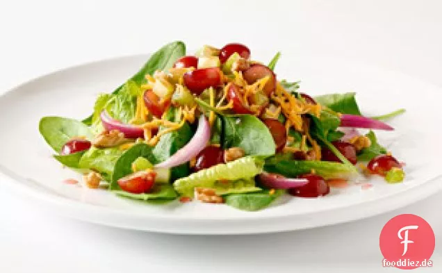 Trauben-, Cheddar- und Walnusssalat