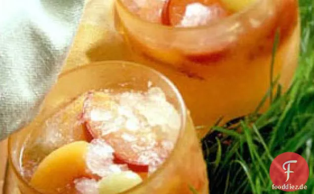 Eisige Fruchtbecher mit Limonade