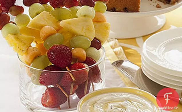 Frucht-Kebabs mit Honig-Joghurt-Dip-Sauce
