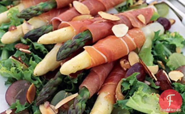 Spargel in Serranoschinken eingewickelt