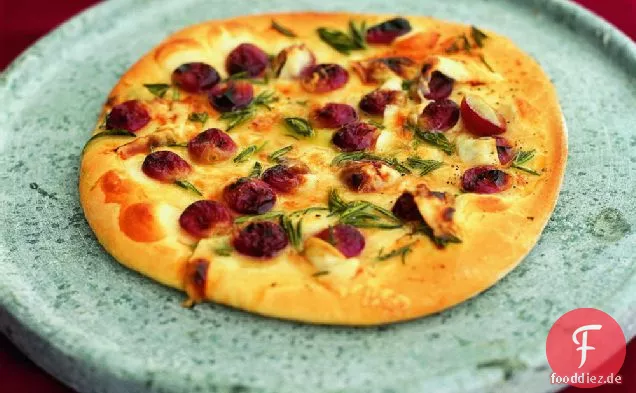 Red Grape Pizza mit Honig, Rosmarin und Pecorino