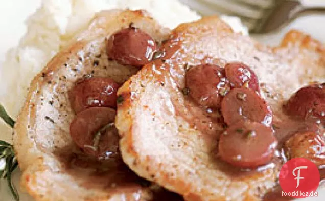 Sautierte Schweinekoteletts mit Trauben-, Rosmarin- und Rotweinpfannensauce