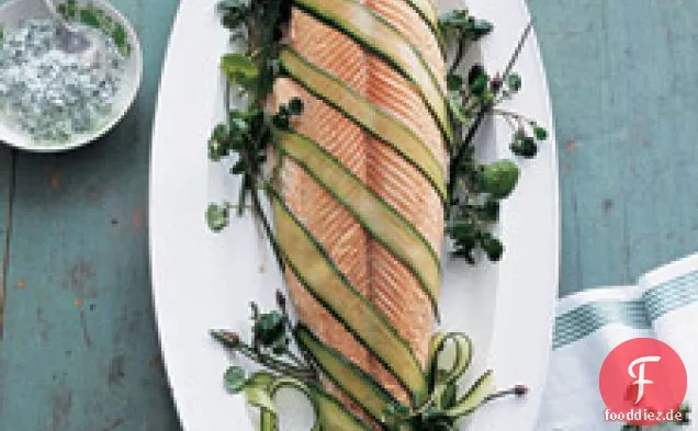 Pochierter Lachs mit Gurke, Kresse und Kapernsauce