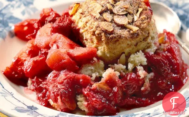 Cranberry-Apfel-Schuster mit Zimtkeksen