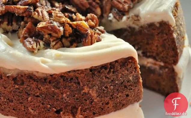 Karamellisierter Apfelgewürzkuchen mit Brie-Glasur und gezuckerten Pekannüssen