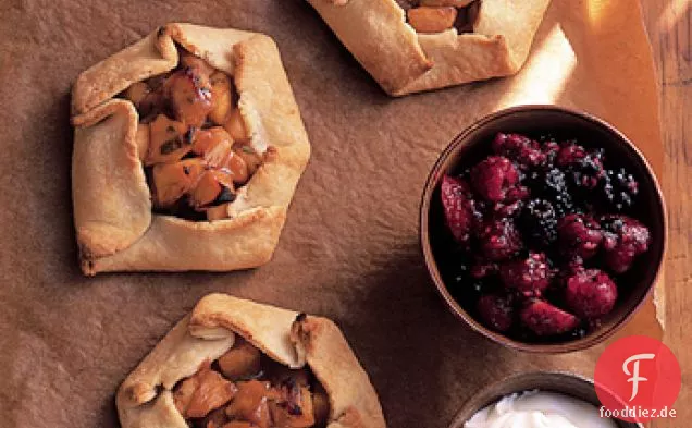 Rustikale Cajeta-Apfel-Kuchen Mit Beeren-Salsa