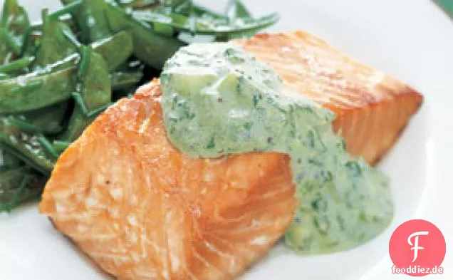 Gebratener Lachs mit Gurken-Sauerrahm