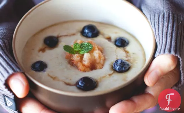 Apfel- und Blaubeerbrei mit Chiasamen und Ahornsirup