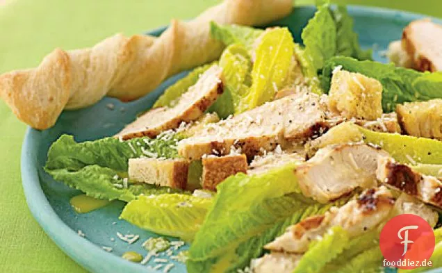 Herzen von Romaine Caesar Salat mit gegrilltem Huhn