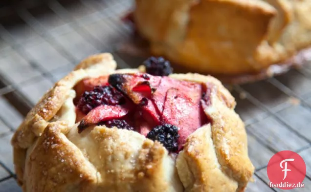 Rustikale Apfel- und Brombeer-Galetten