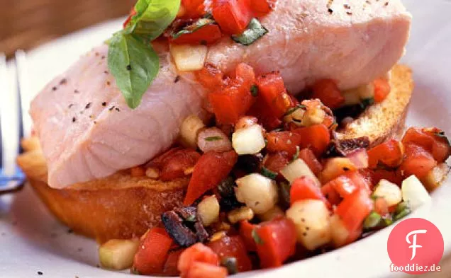 Gekühlter pochierter Lachs mit Panzanella
