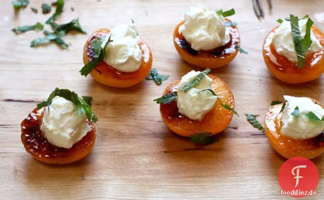 Einfache geröstete Aprikosen mit Honig Mascarpone