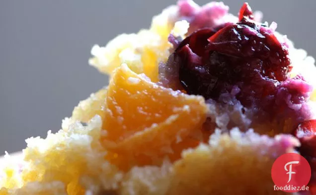 Brown Butter Maisbrot Muffins mit frischen Blaubeeren und Aprikosen