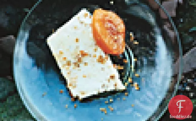 Mandel Praline Semifreddo mit Grappa-pochierten Aprikosen