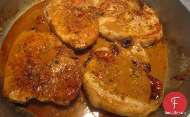 Schweinekoteletts mit flammender Aprikosen-Bourbon-Sauce