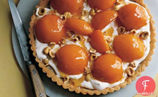 Haselnuss-Frangipane-Torte mit Aprikosen und weich geschlagener Creme