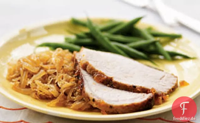 Geriebene Schweinelende mit Aprikosenglasur und Sauerkraut