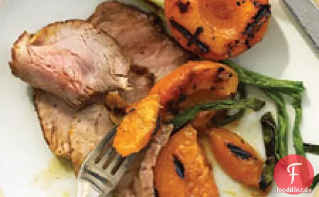 Gegrillte Aprikosen und Schweinefilet mit Honigglasur