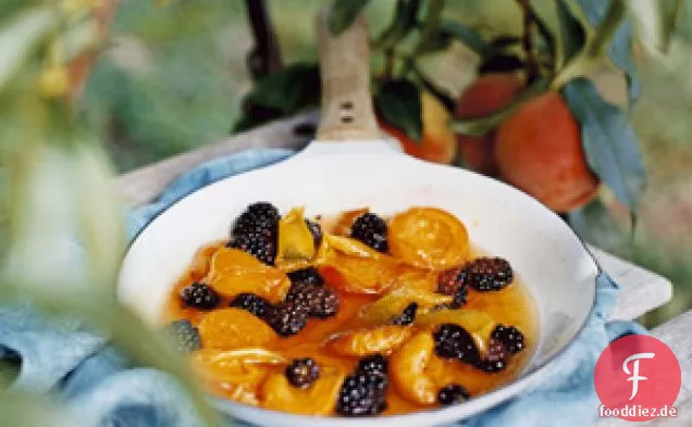 Skillet-geröstete Aprikosen und Brombeeren