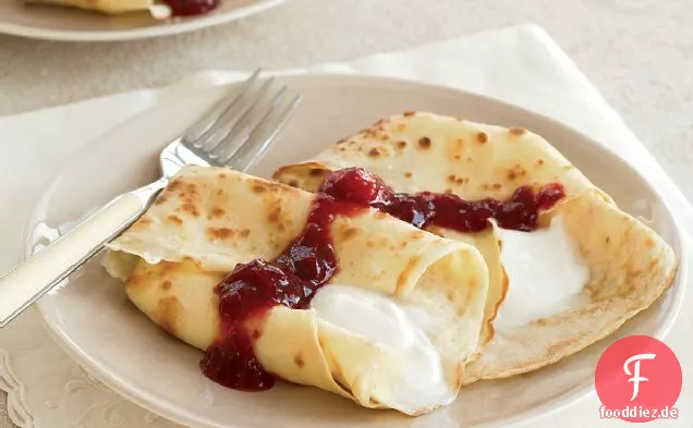 Crêpes mit süßem Joghurt und Himbeer-Aprikosensauce