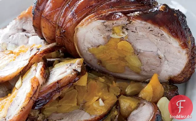 Aprikosen-gefüllte Schweineschulter mit Soja-Honig-Glasur