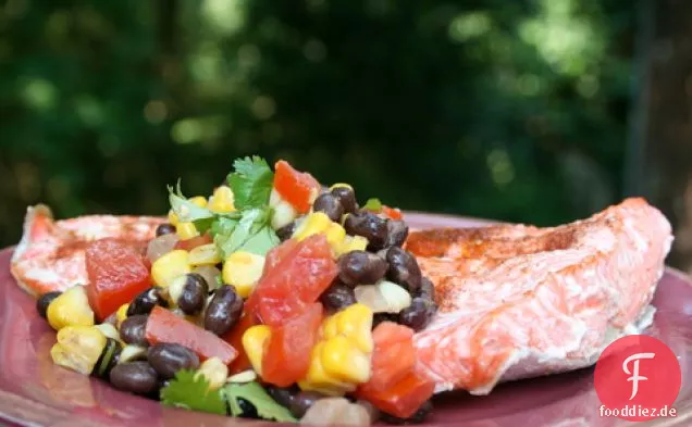 Lachs mit warmer Salsa aus schwarzen Bohnen