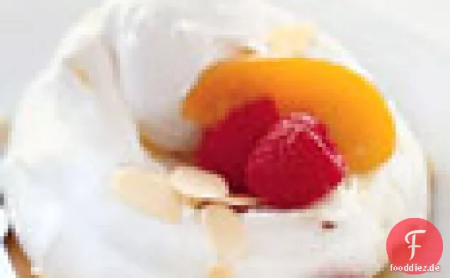 Aprikosen-Himbeer-Pavlovas mit geschnittenen Mandeln