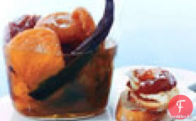 Chai-Pochierte Aprikosen und Pflaumen