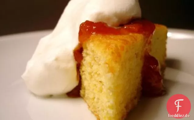 Maismehlkuchen mit warmer Aprikosenmarmelade und Schlagsahne