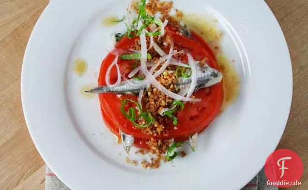 Tomaten-Boquerones-Salat mit Knoblauch-Paniermehl