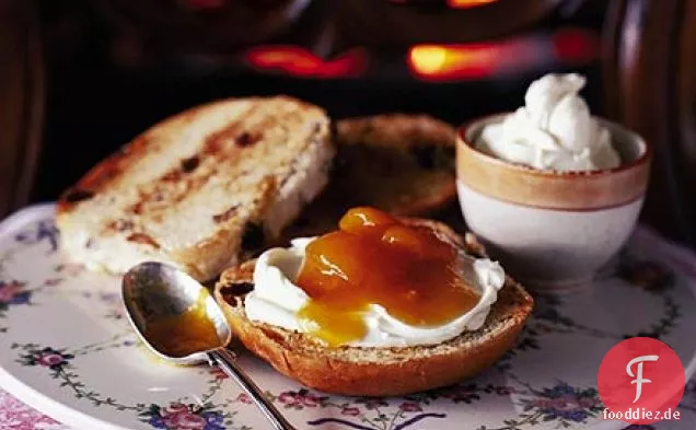 Geröstete Teekuchen mit Aprikosenkompott