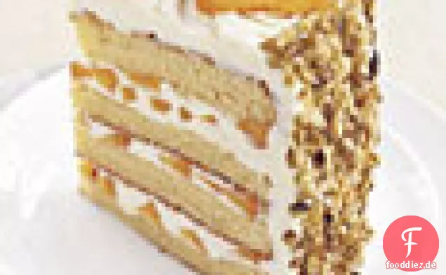 Weißer Schokoladenschichtkuchen mit Aprikosenfüllung und weißer Schokoladenbuttercreme