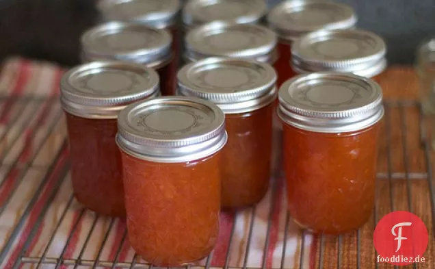 Aprikosenmarmelade mit Noyaux, Gewürzen und Bourbon