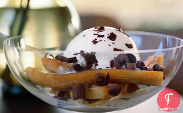 Gebackene Bananen mit Eis und rasierter Schokolade