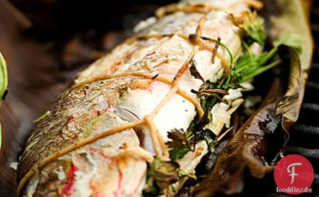 Gegrillter ganzer Fisch auf Bananenblatt