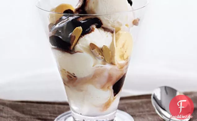 Frozen Yogurt Eisbecher mit Bananen und Schokoladensauce