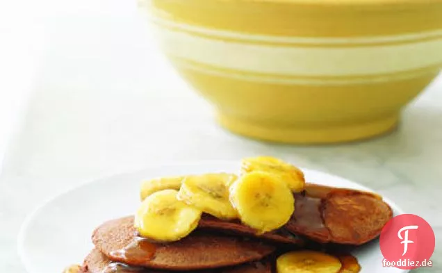Schokoladige Pfannkuchen mit sautierten Bananen