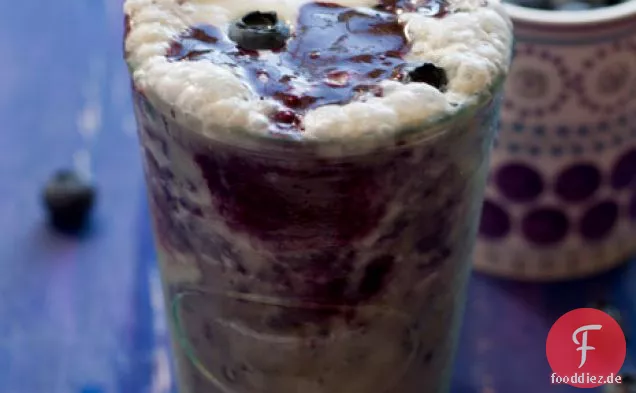 Cremige Bananen-Blaubeer-Milchshakes