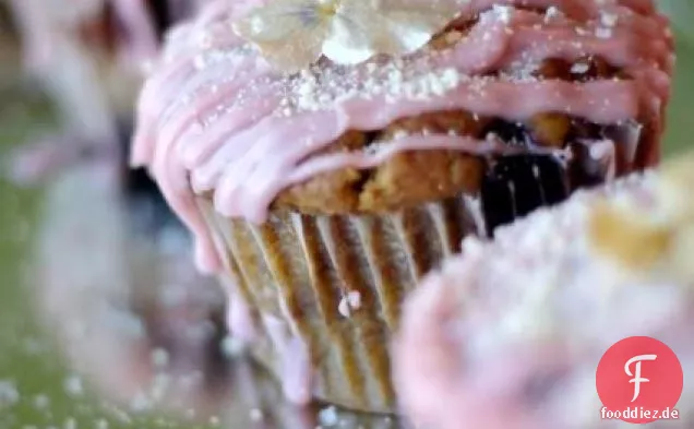 Bananen-Brombeer-Muffins mit rosa Granatapfel-Nieselregen
