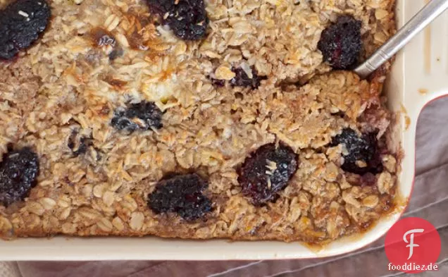 Gebackene Haferflocken mit Brombeeren, Kokosnuss und Banane