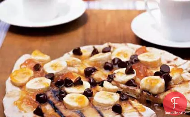 Schokoladenpizza mit Aprikosenkonserven und Bananen