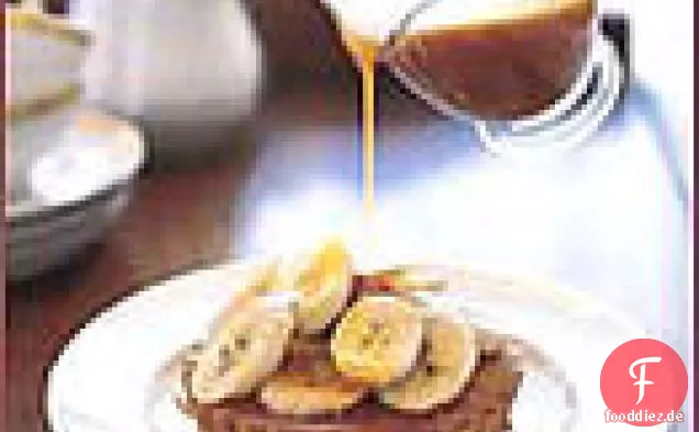 Mandelkuchen mit Bananen und warmer Karamellsauce