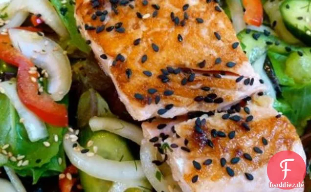 Ingwer-Soja-Lachs mit asiatischem Gurken-Pfeffer-Salat