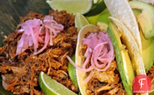 Achiote-geriebenes Schweinefleisch in Bananenblättern gebacken