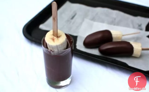 Schokolade-Erdnussbutter getaucht Banane Pops