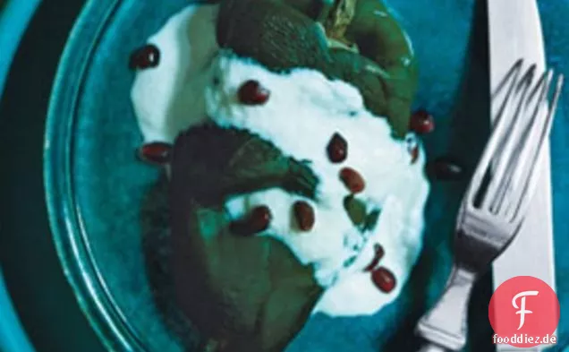 Gefüllte Poblano-Chilis mit Walnusssauce und Granatapfelkernen