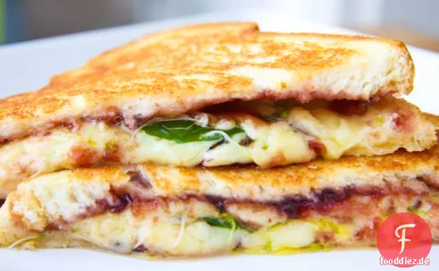 Gegrilltes Cheddar-Kirsch-Konserven-Sandwich