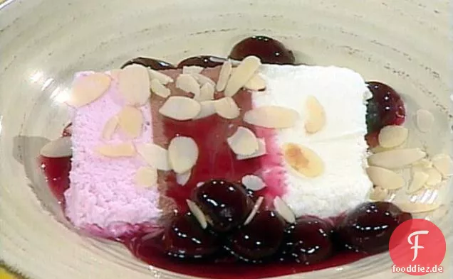 Neapolitanisches Eis mit Kirschsauce