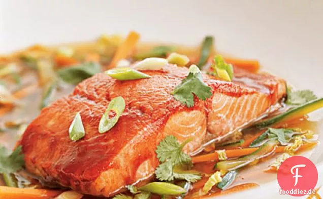Hoisin-glasierter wilder Alaska-Lachs in Ingwerbrühe